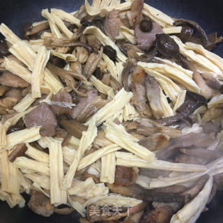五花肉炒腐竹鹿茸菇的做法步骤：8