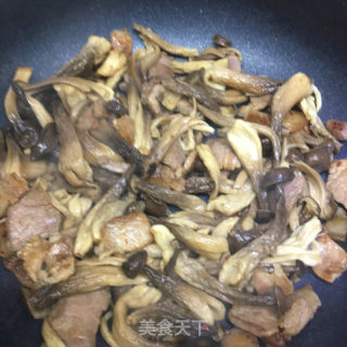 五花肉炒腐竹鹿茸菇的做法步骤：7