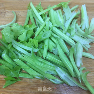 五花肉炒腐竹鹿茸菇的做法步骤：6