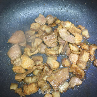 五花肉炒腐竹鹿茸菇的做法步骤：5