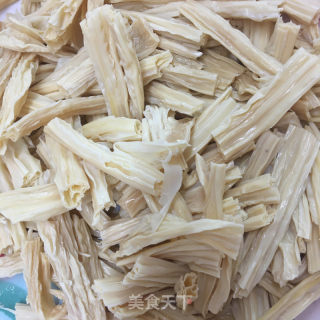 五花肉炒腐竹鹿茸菇的做法步骤：3