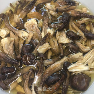 五花肉炒腐竹鹿茸菇的做法步骤：2