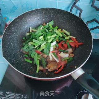 蒜苗回锅肉的做法步骤：9