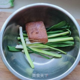 蒜苗回锅肉的做法步骤：1