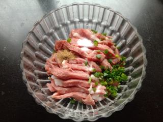 炸小酥肉的做法步骤：2