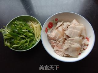 青椒炒回锅肉的做法步骤：1