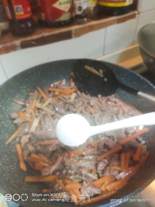 胡萝卜炒牛肉的做法步骤：5