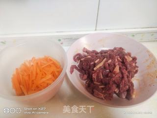 胡萝卜炒牛肉的做法步骤：1
