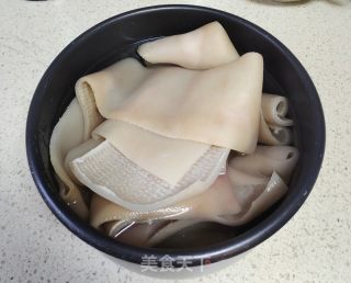 除夕皮冻的做法步骤：1