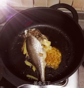 豆酱焖黄鱼????????????的做法步骤：2