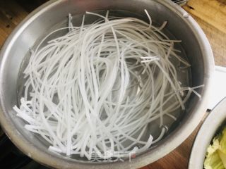 红烧肉烩菜的做法步骤：2