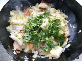 咸肉包菜炒年糕的做法步骤：8