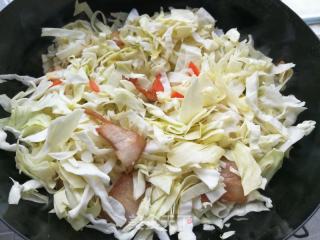咸肉包菜炒年糕的做法步骤：5