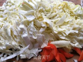 咸肉包菜炒年糕的做法步骤：2