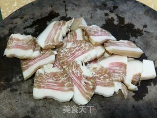 咸肉包菜炒年糕的做法步骤：1