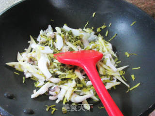 咸菜笋尖炒乌贼的做法步骤：6