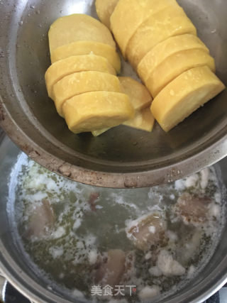 烧肉荷包蛋黄米果汤的做法步骤：8