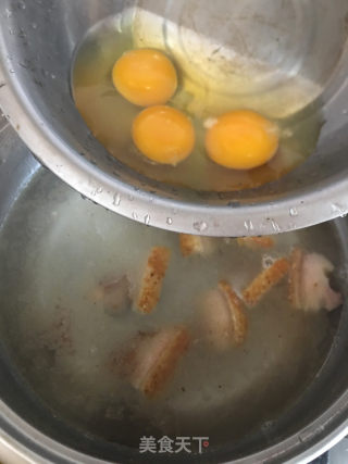 烧肉荷包蛋黄米果汤的做法步骤：7