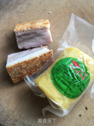烧肉荷包蛋黄米果汤的做法步骤：1