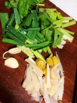 酸辣牛肉的做法步骤：2