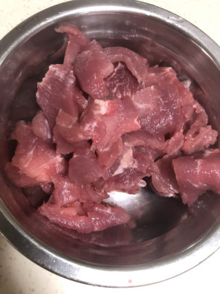 酸辣牛肉的做法步骤：1