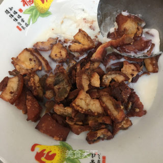 香芹油渣炒花菜的做法步骤：1