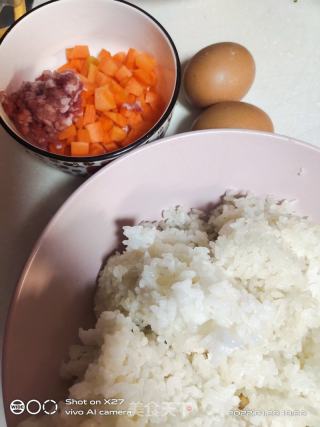 胡萝卜鸡蛋炒饭的做法步骤：1