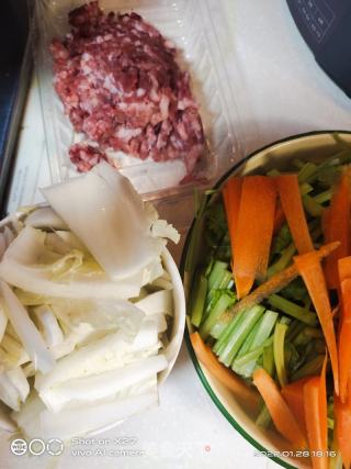 芹菜炒肉末的做法步骤：1