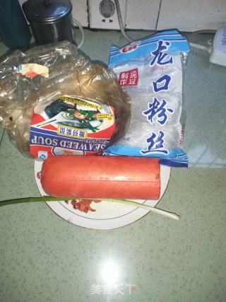 粉丝香肠紫菜汤的做法步骤：1