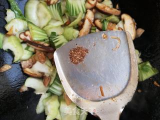 香菇油菜炒五花肉的做法步骤：7