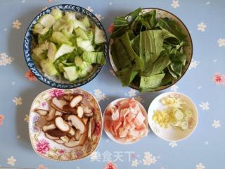 香菇油菜炒五花肉的做法步骤：1