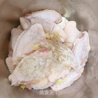 脆皮鸡翅的做法步骤：2