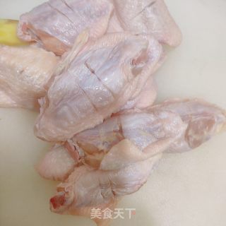 脆皮鸡翅的做法步骤：1