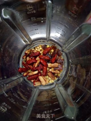 红枣桂圆黄豆浆的做法步骤：2