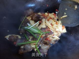 冬笋炒腊五花肉的做法步骤：8