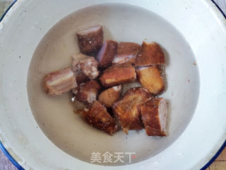 腊排骨炖豆腐的做法步骤：1