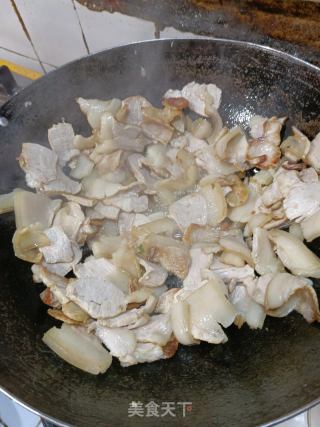 蒜苗回锅肉的做法步骤：2