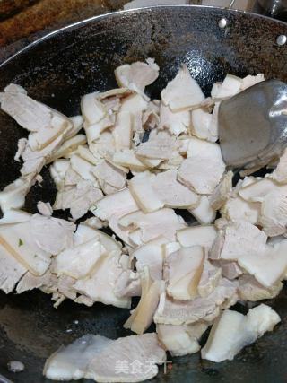 蒜苗回锅肉的做法步骤：1