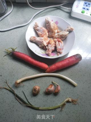 胡萝卜鸡腿的做法步骤：1