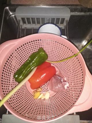 青红椒炒肉的做法步骤：2