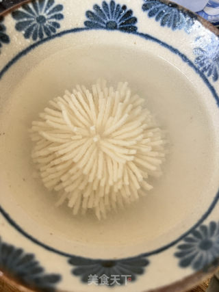 猪骨赤松茸汤的做法步骤：3