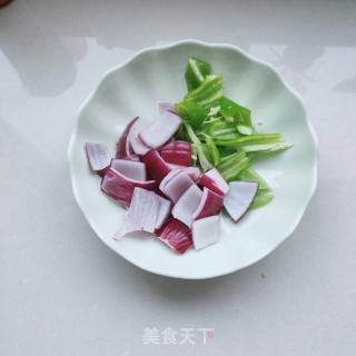 五花肉炒辣椒的做法步骤：2