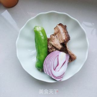 五花肉炒辣椒的做法步骤：1
