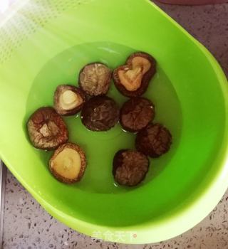 香菇鸭的做法步骤：1