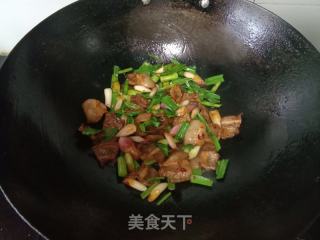 蒜苗回锅肉的做法步骤：9