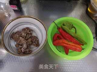 双椒爆肥肠的做法步骤：10