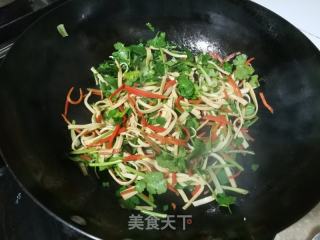 香菜胡萝卜炒千张的做法步骤：5