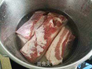 脆皮五花肉的做法步骤：2