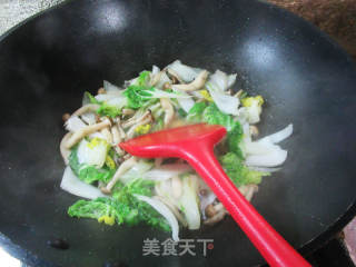 蟹味菇炒黄心菜的做法步骤：9