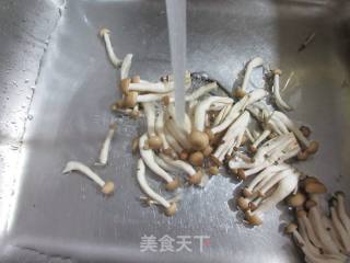 蟹味菇炒黄心菜的做法步骤：2